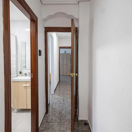 Apartamento Cómodo Cerca Del Metro Y De La Feria Valencia *
